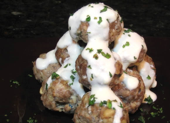 1. Этап. Мясные шарики: Подавая к столу, мясные шарики поливаем приготовленным сливочным соусом и зеленью. Приятного аппетита!