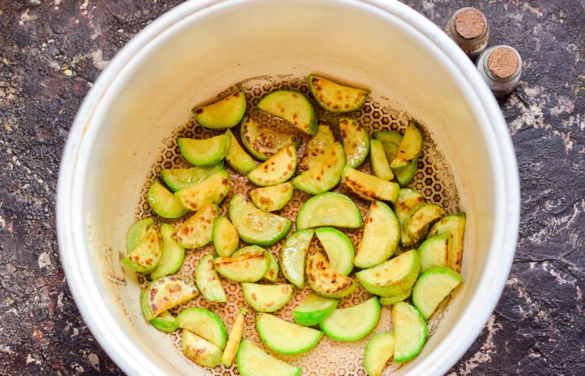 1. Этап. Кабачки со сметаной в мультиварке: Включите режим жарка и прогрейте в чаше масло. Жарьте кабачки 5-7 минут.