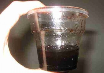 1. Этап. Салат к стейку: Закрываем крышкой и хорошенько встряхиваем, чтобы масло с нашарабом перемешалось до однородного состояния.