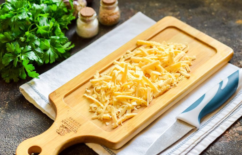 1. Этап. Салат Амазонка: Твердый сыр натрите на средней терке или нарежьте кубиками.