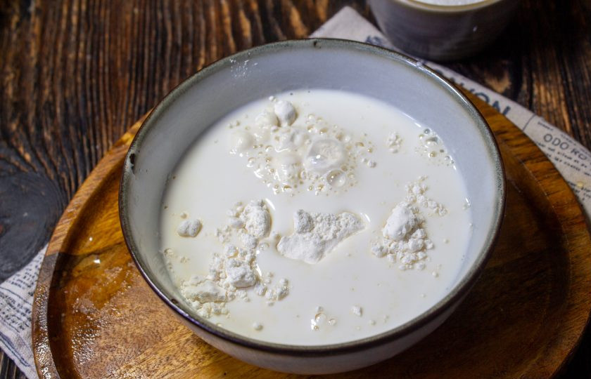 1. Этап. Пудинг из муки: В оставшиеся 100 миллилитров молока влейте 100-200 миллилитров воды и всыпьте муку.