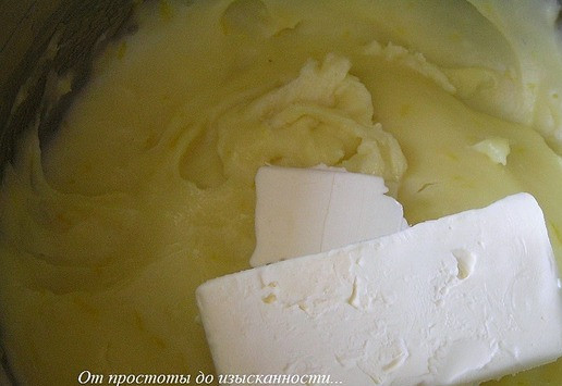 1. Этап. Эклеры с лимонным кремом: Снимите кастрюльку с огня, немного остудите и добавьте сливочное масло, хорошо перемешайте. Готовый крем накройте пищевой пленкой в контакт и уберите минимум на 30 минут в холодильник.