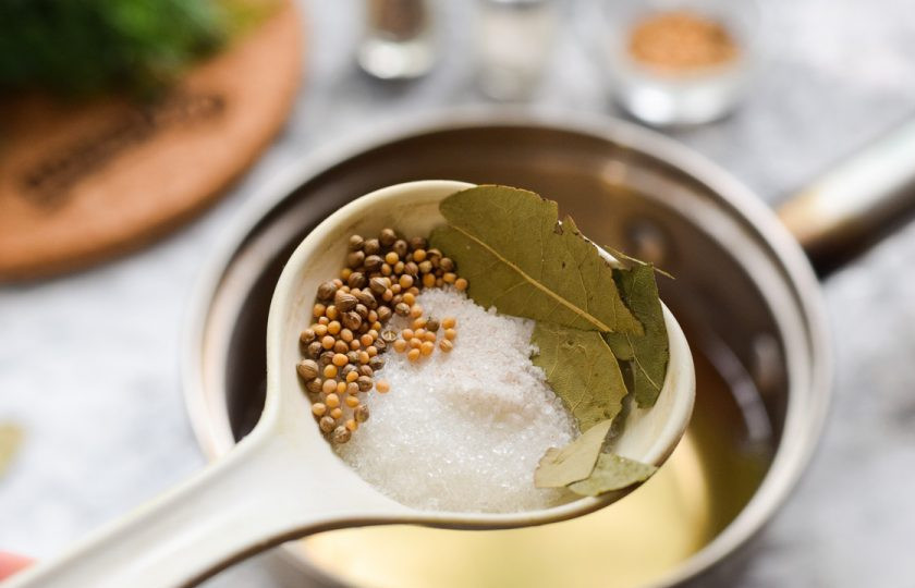 1. Этап. Огурчики по-болгарски на зиму: Сварите маринад. Для этого в сотейнике вскипятите воду, добавьте соль, сахар, лавровый лист и специи, варите две минуты. В конце влейте уксус, снимите маринад с огня.