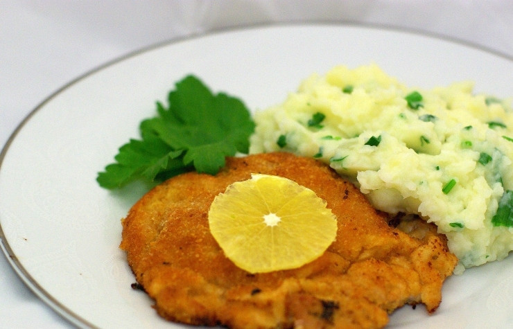 1. Этап. Шницель из телятины: На тарелочку выкладываем картофельное пюре, венский шницель. На шницель сверху кладем кусочек лимона и подаем к столу. Приятного аппетита! :)