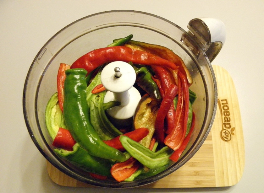 1. Этап. Аджика (классический рецепт): Отрежьте хвостики у перца. Удалите семена. Сложите переу в чашу измельчителя.