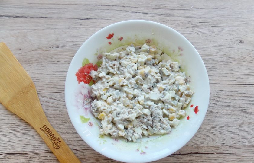 1. Этап. Салат Желтый одуванчик с кукурузой: По своему желанию откорректируйте салат на соль и поперчите. Я не солила. В майонезе, огурцах и консервах соли с избытком. Хорошо перемешайте.