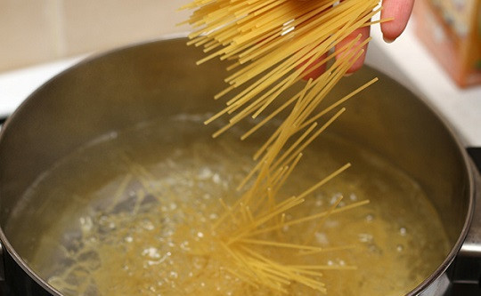 1. Этап. Спагетти с сосиской и соусом: 11. Осталось только сварить макароны. После откинуть их на дуршлаг и выложить на сковороду. Аккуратно перемешать и спагетти с сосиской и соусом в домашних условиях можно подавать к столу.