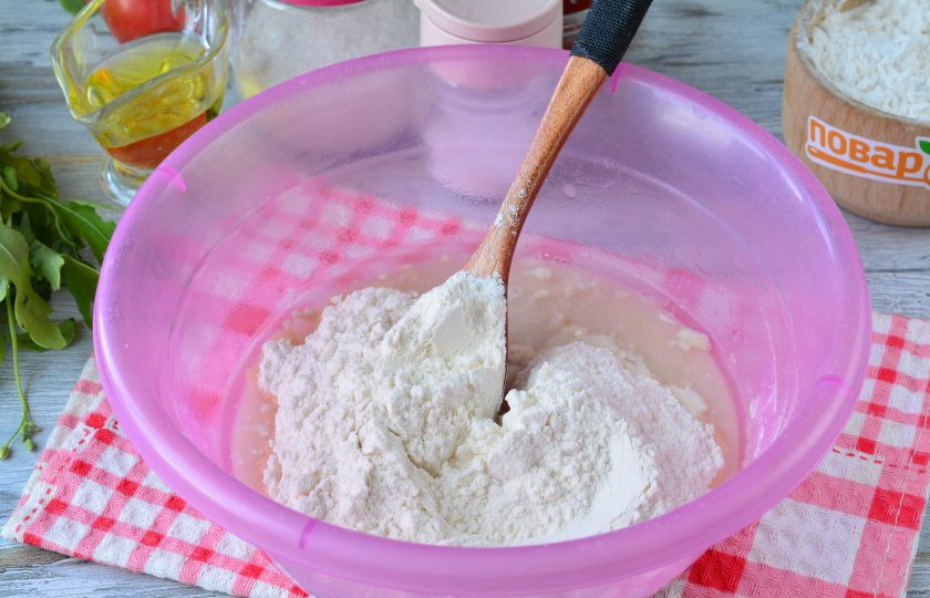 1. Этап. Пицца с прошутто и рукколой: Всыпьте просеянную пшеничную муку.