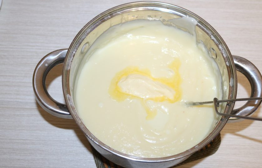 1. Этап. Кокосовый Наполеон: В горячий крем добавьте сливочное масло, кокосовую стружку (немного оставьте для украшения торта) и сгущёнку. Хорошо всё перемешайте. Дайте крему остыть.