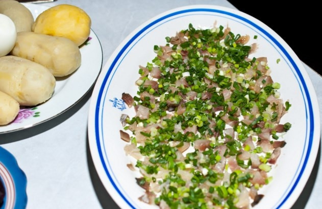 1. Этап. Салат из скумбрии холодного копчения: Выложите на блюдо скумбрию, посыпьте сверху луком зеленым порезанным мелко.