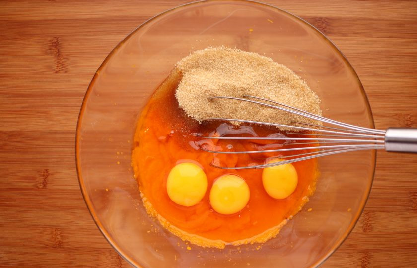 1. Этап. Американский тыквенный пирог: Тем временем приготовьте начинку. Тыкву отварите до готовности и измельчите в пюре. Охладите. Затем добавьте к тыквенному пюре сахар и яйца, перемешайте.