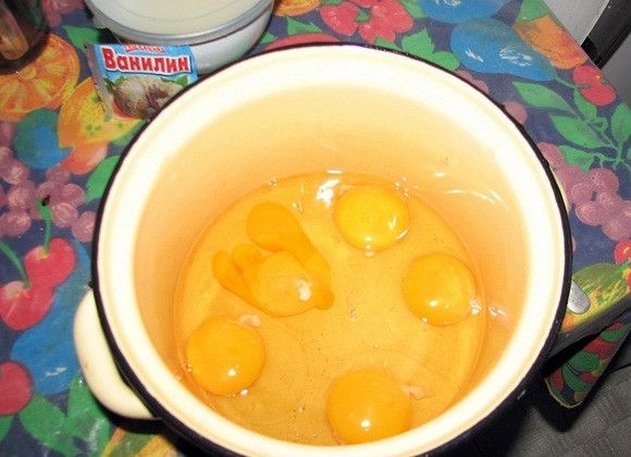 1. Этап. Шарлотка в хлебопечке: Разбиваем яйца в глубокую посуду.