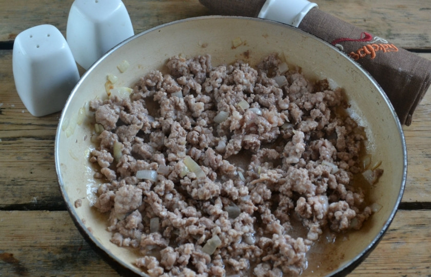 1. Этап. Каннеллони с фаршем под томатным соусом: Обжарьте фарш с одной мелко измельченной луковицей до полуготовности.