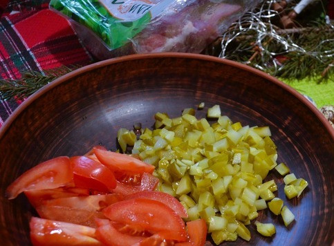 1. Этап. Салат Сытое Застолье: Огурцы и помидоры нарезать.