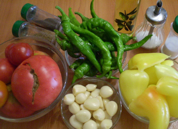 1. Этап. Аджика домашняя острая: Для консервации отбираем только здоровые плоды. Моем, чистим.