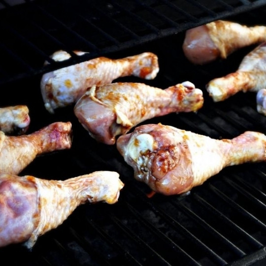 1. Этап. Куриные голени в глазури из джема: Разогреваем духовку, куриные голени выкладываем на решетку. Ставим решетку в духовку и запекаем при температуре в 160 градусах.