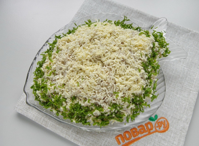 1. Этап. Форшмак из селедки классический: Украсьте тертым желтком и рубленным луком. Подавайте закуску охлажденной. Приятного!