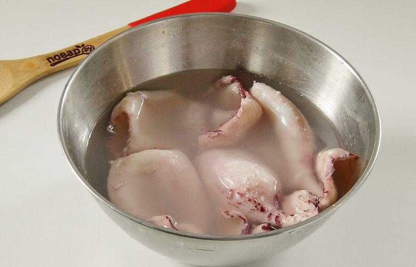 1. Этап. Фаршированные кальмары: 7. Кальмары обдайте кипятком и сразу залейте ледяной водой.