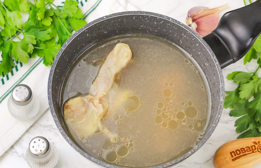 1. Этап. Китайский говяжий бульон: Доведите жидкость в емкости до кипения и удалите образовавшуюся пену шумовкой. Убавьте нагрев и отварите говядину примерно 1,5-2 часа, не накрывая емкость крышкой.