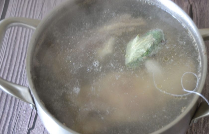 1. Этап. Белый бульон: Опустите саше в бульон, хвостик оставьте снаружи, варите примерно 1,5 часа на самом медленном огне, с приоткрытой крышкой.