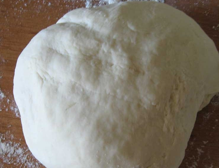 1. Этап. Вареники на кефире: Затем перекладываем тесто на стол, добавляем в него еще немного муки и тщательно вымешиваем тесто руками, чтобы оно стало мягким, однородным и эластичным. Липнуть к рукам тесто не должно, если продолжает прилипать, подсыпьте еще немного муки.
