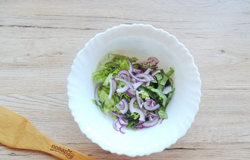 1. Этап. Салат из яблок и щавеля: Нарежьте вымытый салатный лист. Лук очистите и нарежьте тонкими полукольцами. Добавьте лук и салатный лист в салатник.