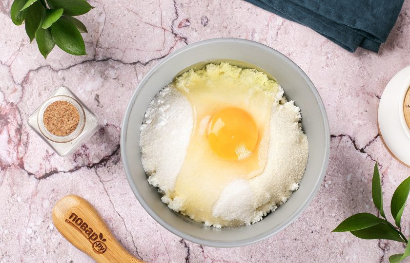 1. Этап. Творожная запеканка для худеющих: Добавьте манку, кефир, сахар, соль, соду и яйцо.