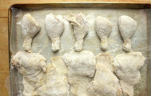 1. Этап. Курица во фритюре: Затем обваляйте каждый кусочек курицы в муке, чтобы в дальнейшем получилась хрустящая корочка.