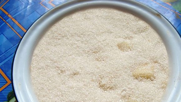 1. Этап. Варенье из груш с гвоздикой: Груши накрываем сахаром. Ждем, пока они пустят сок в течение 6 часов.