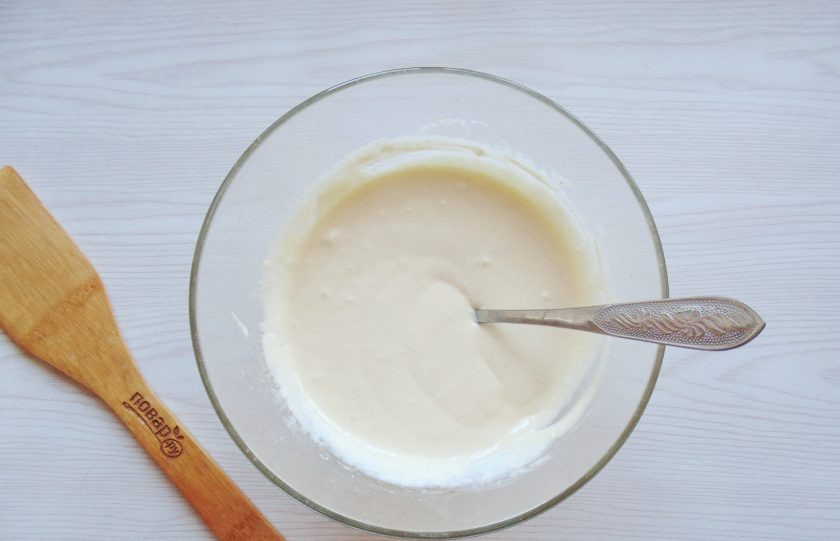 1. Этап. Творожная запеканка для детей: Аккуратно перемешайте творожную массу с манкой.