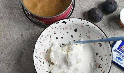 1. Этап. Чизкейк с инжиром и кокосом: 2. Взбейте творожный крем-чиз от Хохланд с сахаром и оставшимся кокосовым урбечем до однородности.