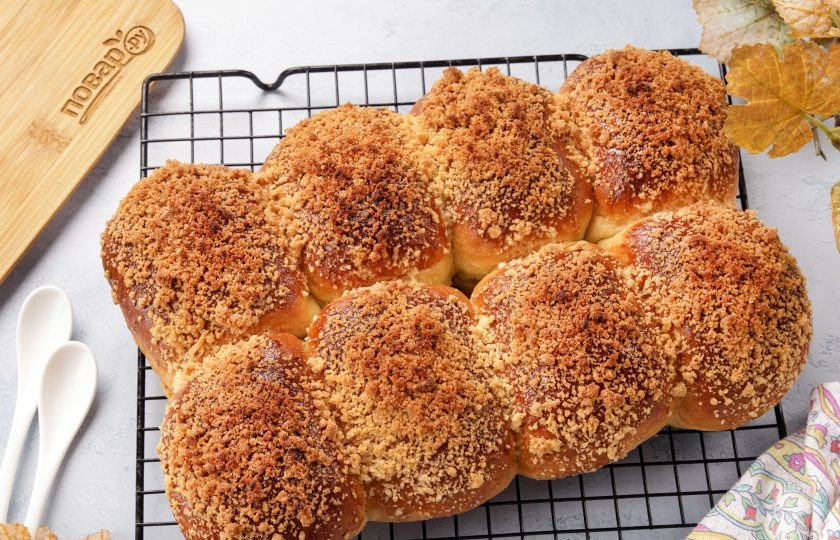 1. Этап. Булочка с посыпкой: Выпекайте в разогретой до 200 градусов духовке около 20-30 минут. Если верх пригорает, прикройте фольгой.