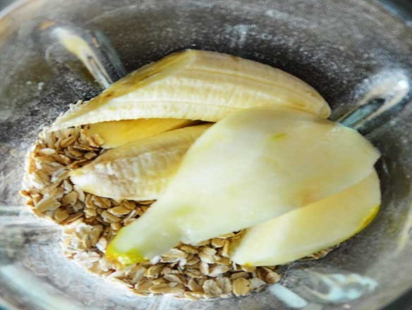 1. Этап. Овсяные блинчики диетические: 1. Для начала необходимо очистить банан и грушу. Разрезать пополам или на 4 части. При желании в рецепт приготовления овсяных блинчиков диетических можно использовать и другие фрукты - яблоки, например. Отправить грушу, банан и овсяные хлопья в чашу блендера. Если техники под рукой нет, грушу можно натереть на терке, а банан измельчить вилкой. В таком случае, так как хлопья будут целиком, лучше брать более мелкие.