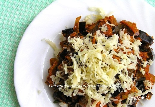 1. Этап. Рагу из баклажанов с оливками: Перед подачей посыпьте тертым сыром.