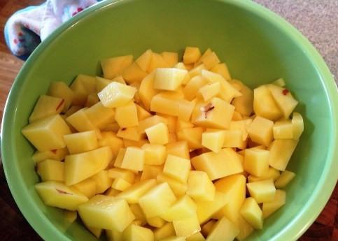 1. Этап. Суп (борщ) с мясом: И нарезаем картофель небольшими кубиками.