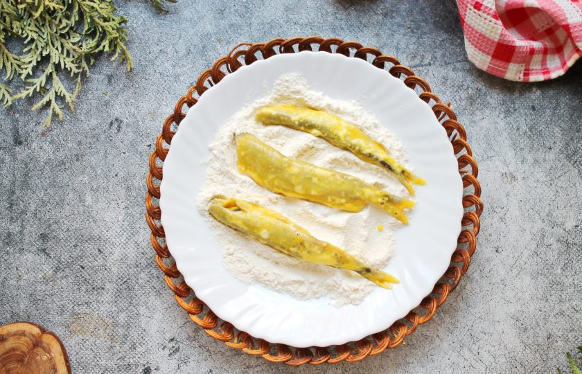 1. Этап. Мойва фри: Запанируйте мойву в темпуре или снова в муке.