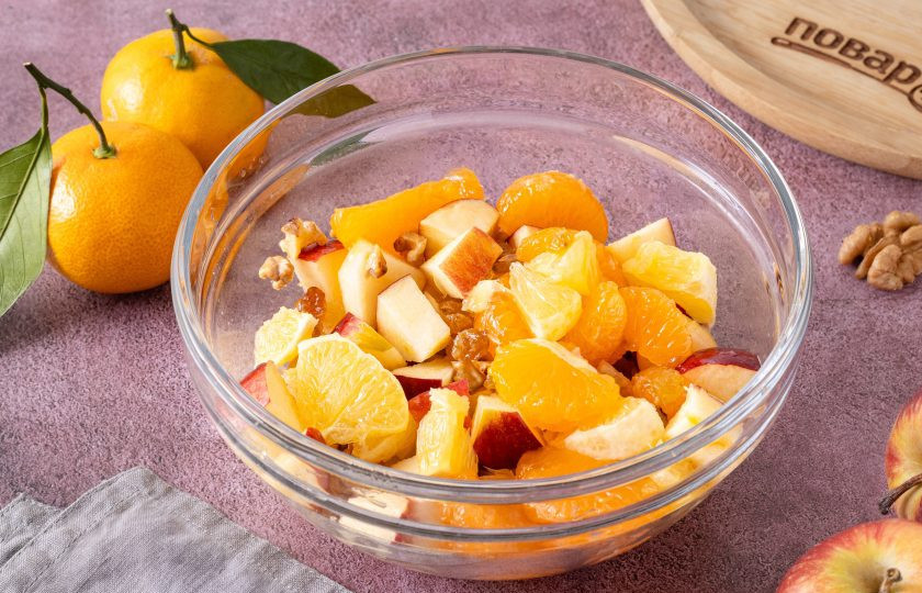 1. Этап. Салат с яблоком, апельсином и мандарином: Заправьте салат и все перемешайте.