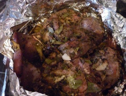 1. Этап. Язык свиной в духовке: 4. За 20 минут до окончания процесса запекания разверните фольгу и запекайте.