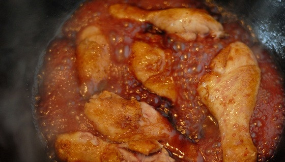 1. Этап. Курица, тушенная в вине: Мясо курицы посолите и поперчите, влейте в сковородку каберне. Томите без крышки, пока вино не выпарится и не уменьшится вдвое. Затем бросьте к птице овощи, тушите уже под закрытой крышкой на медленном огне двадцать минут.