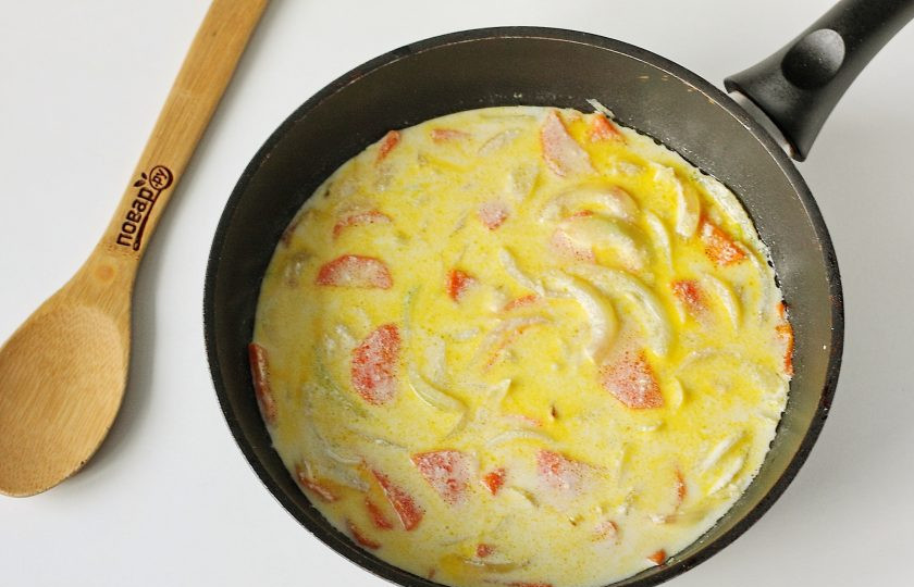 1. Этап. Кролик в соевом соусе в духовке: В конце влейте тонкой струйкой горячую воду (количество воды зависит от количества желаемого соуса), доведите до кипения и снимите с огня.