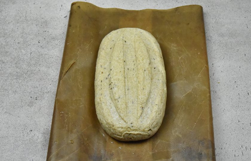 1. Этап. Литовский хлеб: Дайте хлебу подняться в течение 1 часа. На расстоявшемся хлебе, во избежание трещин, целесообразно сделать несколько проколов.