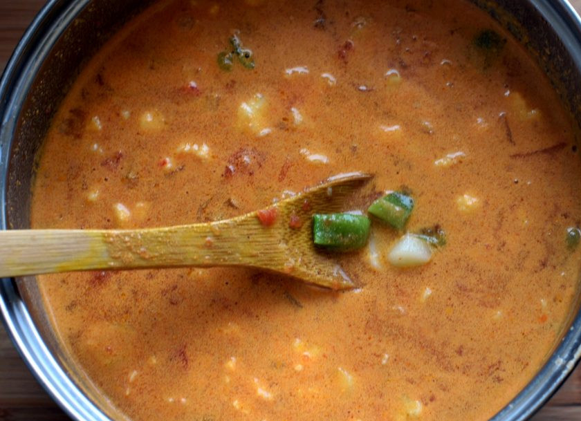 1. Этап. Суп томатный с овощами и плавленым сыром: Опустите в суп цветную капусту, доведите до кипения. Добавьте томатную пассеровку и зеленую фасоль. Еще раз дайте закипеть и снимите с огня.