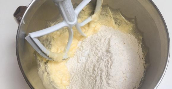 1. Этап. Печенье с творожной начинкой: Добавьте муку.