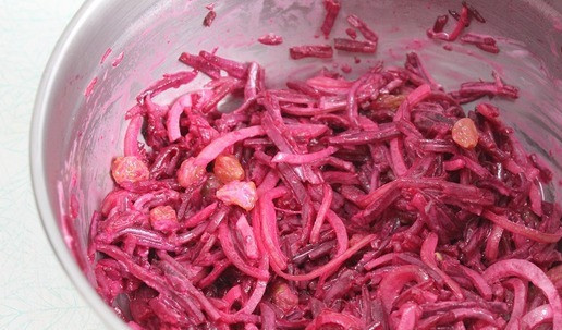 1. Этап. Салат свекольный По-другому: Добавить майонез, перемешать и откорректировать на свой вкус по соли. По желанию добавить зелень.