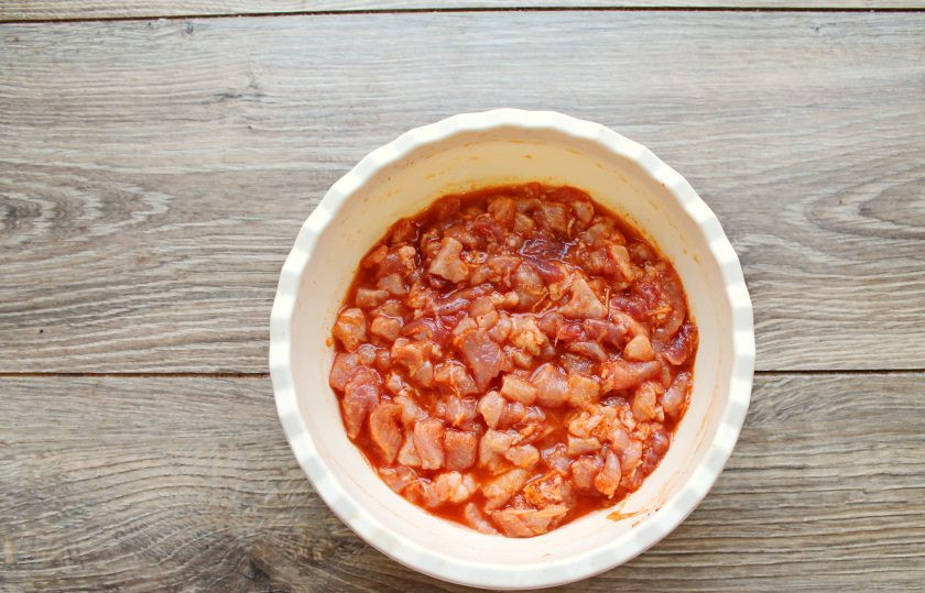 1. Этап. Мясное желе: В миску с мясом влейте воду и все хорошо перемешайте.