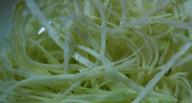 1. Этап. Татарский салат с говядиной: Капусту нашинкуйте.