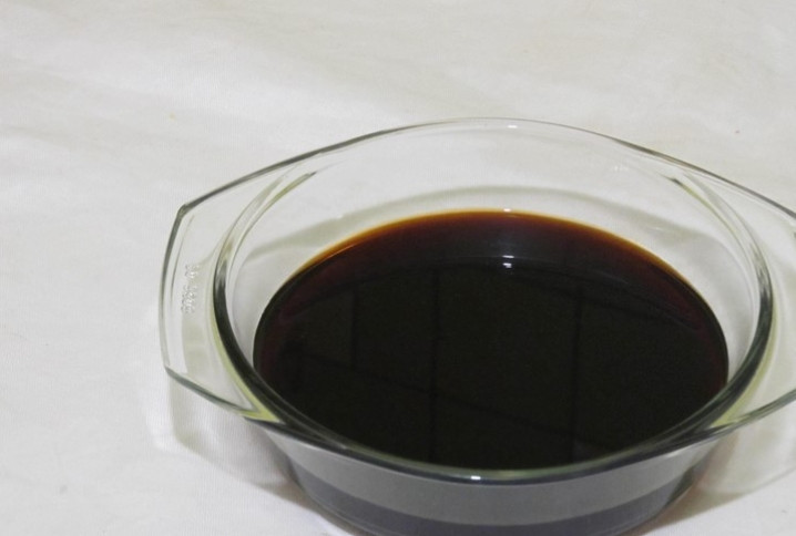 1. Этап. Соус Якисоба: Кладем тертый имбирь, кипятим и вводим разведенный крахмал. Варим до загустения.