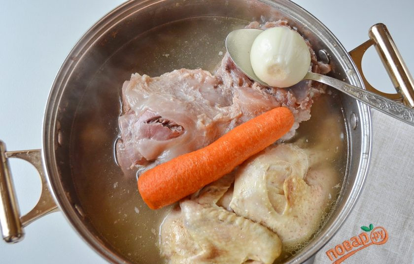 1. Этап. Домашний холодец из говядины и курицы: За час до окончания варки положите лук, морковь, специи и соль.