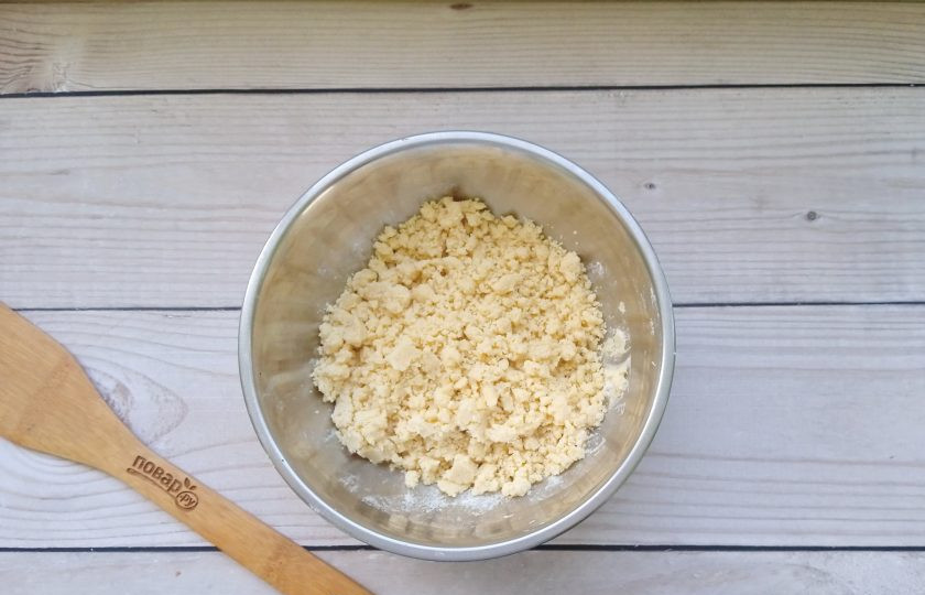 1. Этап. Киш с индейкой, грибами и картошкой: Натрите твердое сливочное масло в муку. Перемешайте до консистенции крошки.