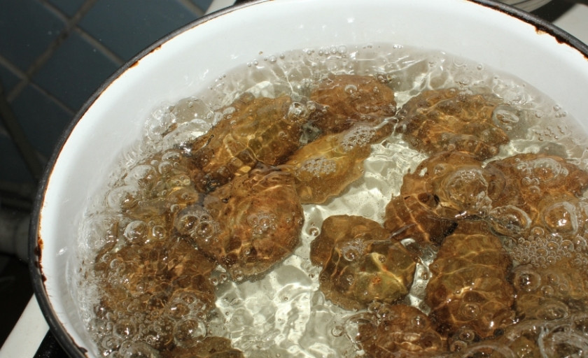 1. Этап. Картошка в мундире: 2. Как только вода закипит, добавляем и растворяем в кипятке соль. Уменьшим огонь и варим на маленьком огне примерно 15-20 минут.